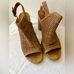 Source Unknown Tan Cutout Heels